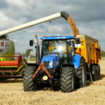 Traktor auf Feld, Cellasto für Land- und Forstmaschinen, mikrozelliges Polyurethan-Elastomer Cellasto, Land- und Forstmaschinen