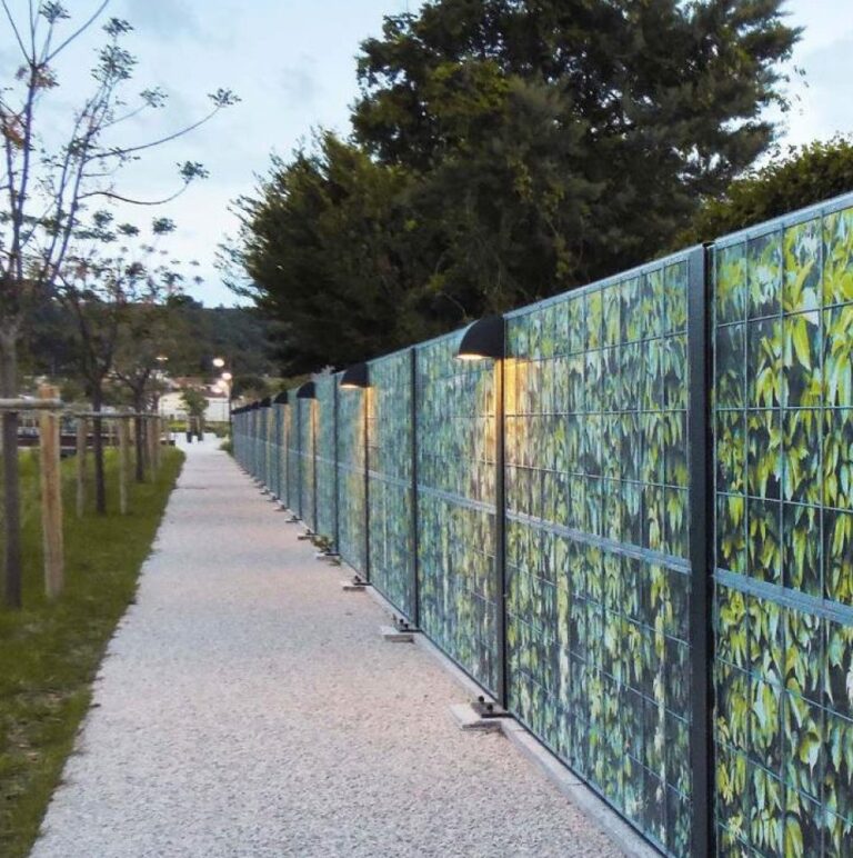 RRG Sonosorp Lärmschutzzaun ALU PRINT Produktbild Zaun von außen (Print sichtbar)