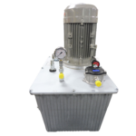 RRG Hydraulikaggregat Standard freigestellt in der Frontansicht mit Elektromotor IE2, Manometer, Druckbegrenzungsventil und Rücklauffilter auf geripptem Aluminium-Tank