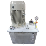RRG Hydraulikaggregat Standard freigestellt in der Seitenansicht mit Elektromotor IE2, Manometer, Druckbegrenzungsventil und gelbem Kugelhahn auf Aluminium-Tank