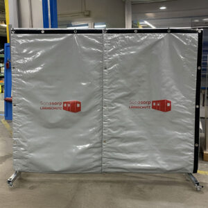 Mobiler Sonosorp Lärmschutz-Zaun ECO mit zwei grauen Lärmschutzmatten auf Rollen in einer Werkhalle zur flexiblen Reduzierung von Industrie- und Maschinenlärm.